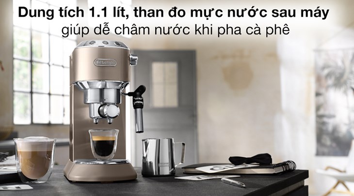 Máy pha cà phê Delonghi EC785.BG có dung tích 1.1 lít cùng thang đo mực nước sau lưng máy giúp dễ châm nước khi pha cà phê