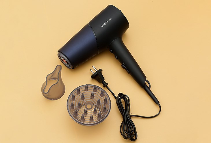 Máy sấy tóc 2300W Philips BHD510/00 sở hữu tone đen huyền bí với công suất hoạt động 2300W