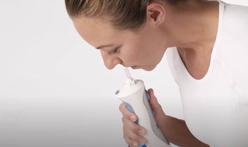 Tiến hành vệ sinh khoang miệng