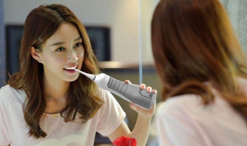 Sử dụng máy tăm nước theo hướng dẫn của nha sĩ