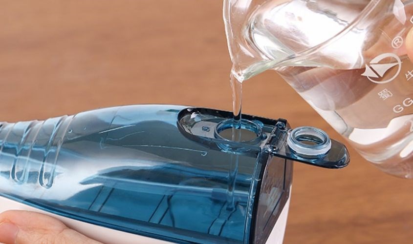 Cho nước vào bình chứa