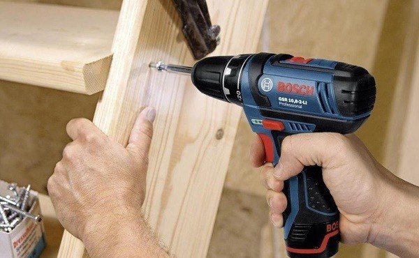 Máy bắn vít cầm tay hoạt động nhờ vào mô tơ bên trong máy giúp bạn tiết kiệm được thời gian và công sức hơn