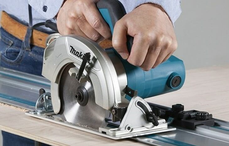 Cắt gỗ theo đường cưa đã đánh dấu và tránh làm quá nhanh để thành phẩm được hoàn chỉnh