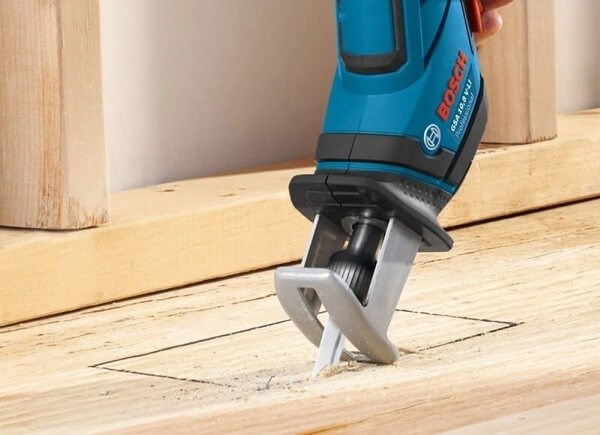 Nhấn núm khóa pin ở trên thân máy rồi kéo pin ra để tháo pin cho các loại máy cưa gỗ cầm tay dùng pin