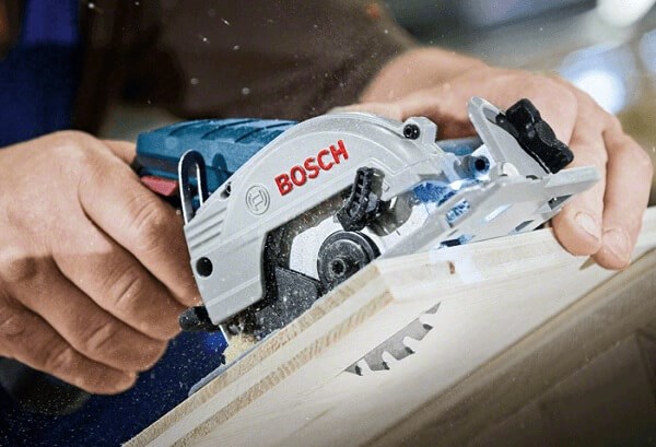 Điều chỉnh cỡ sâu của lưỡi cắt phù hợp với bề mặt vậ liệu để máy không bị kẹt khi đang thi công