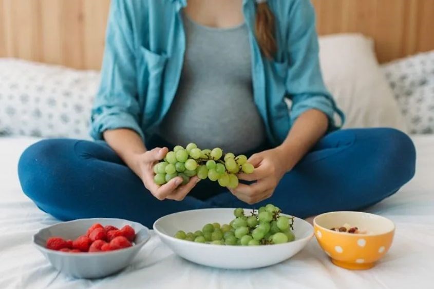 Mẹ bầu bị tiểu đường thai kỳ không nên ăn quá nhiều nho