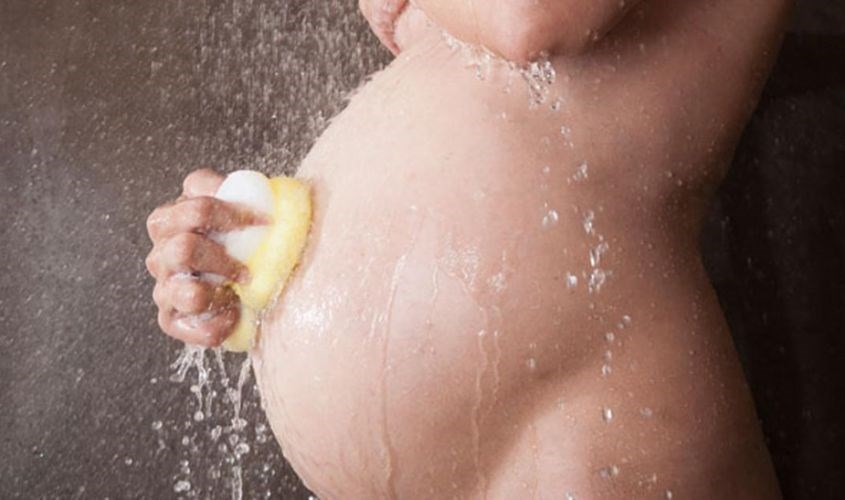 Mẹ bầu không nên tắm quá nhiều lần trong ngày, không tắm quá lâu và nên tắm bằng nước ấm