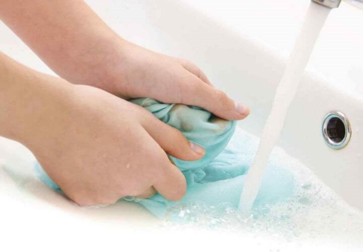 Mẹ lưu ý không nên giặt nón sơ sinh bằng chất có tính tẩy mạnh