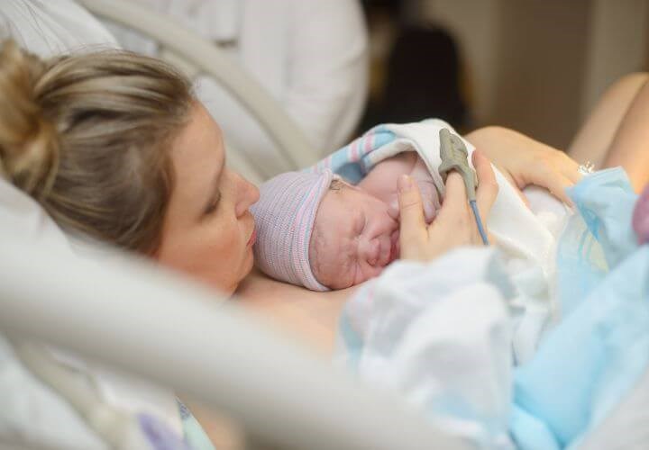 Mẹ nên đội nón sơ sinh khi trẻ sinh non, yếu ớt, sức đề kháng kém