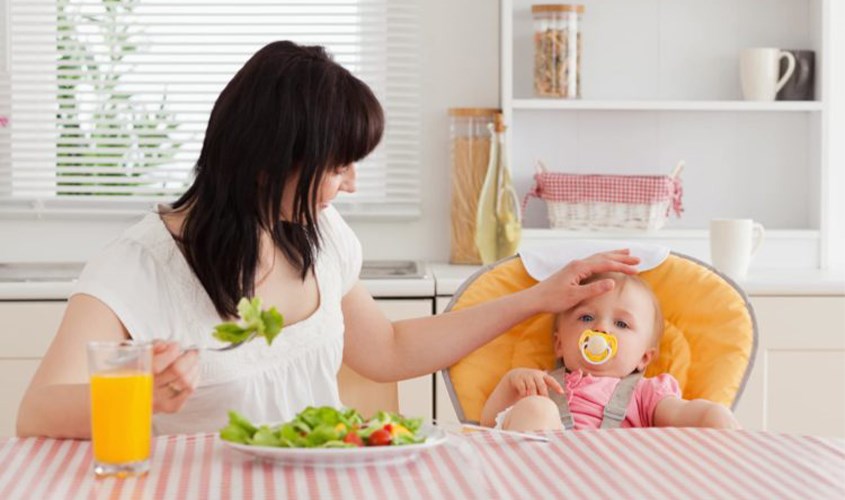 Mẹ sau sinh uống nước cam sẽ hỗ trợ nhanh phục hồi sau sinh