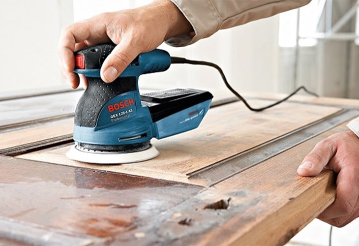 Bắt đầu khởi động và chà thử lên bề mặt cần chà nhám