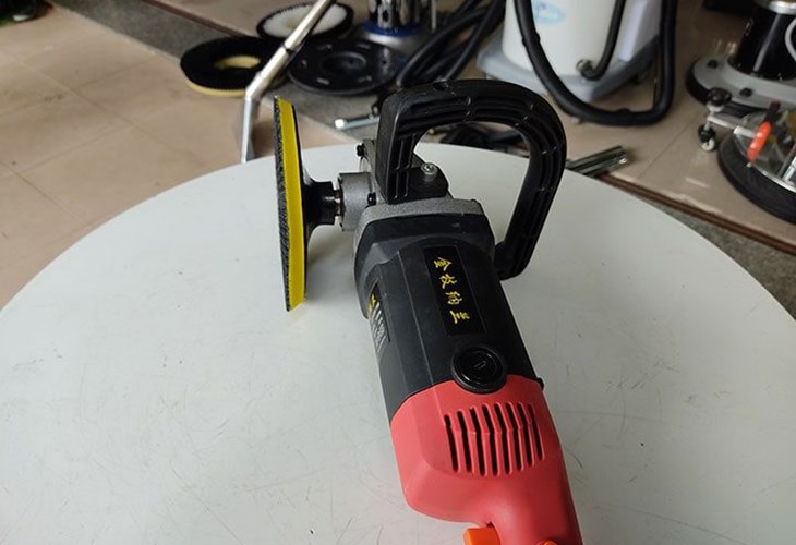 Nhỏ keo 502 vòng quanh giấy nhám 