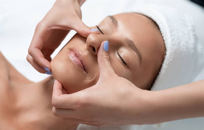 Tháo kính và massage nhẹ nhàng