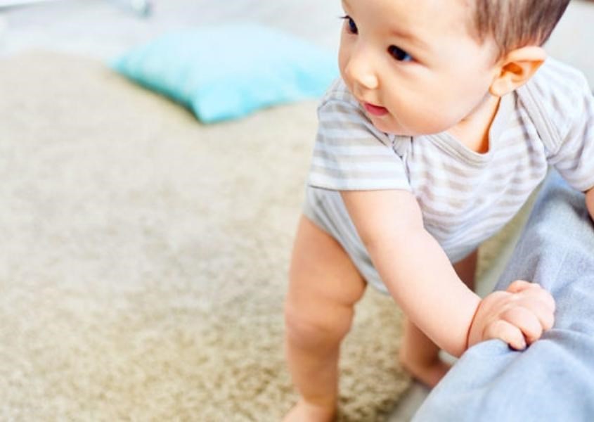 Cho bé tiếp xúc với sàn nhà bằng chân trần