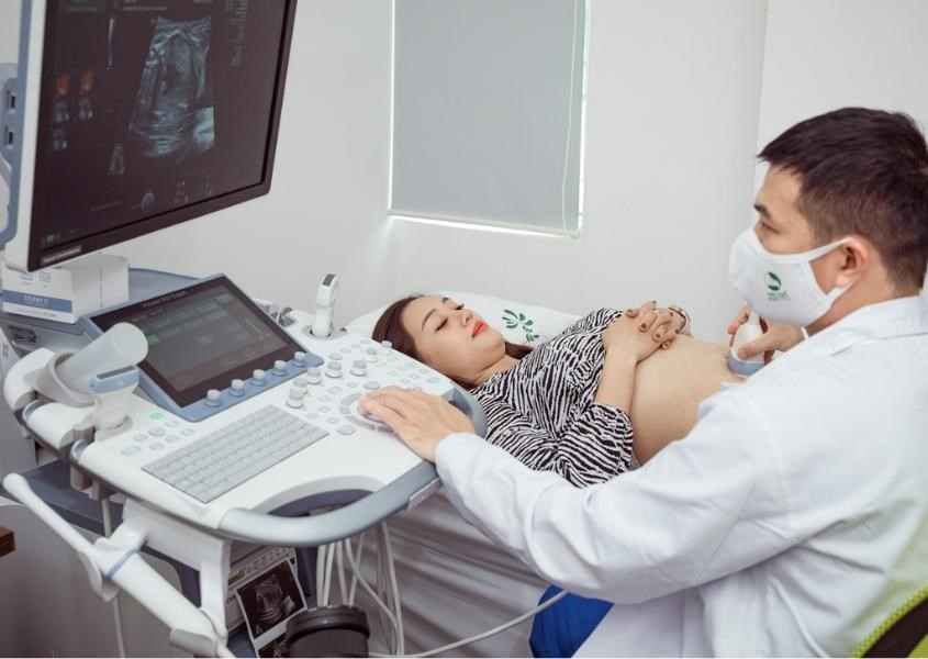 Tuân thủ lịch khám thai định kỳ giúp bác sĩ theo dõi sức khỏe của mẹ và bé