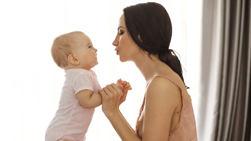 Bạn nên tạo không khí sôi động và hào hứng để khuyến khích trẻ “ê a” trò chuyện.