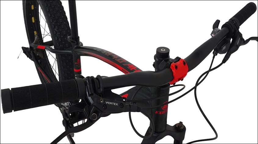 Ghi đông được thiết kế dạng ngang giúp người lái ngồi thẳng lưng.