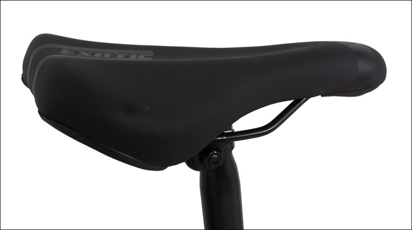 Yên xe bọc da êm ái, tạo sự thoải mái trong suốt quá trình chạy xe.