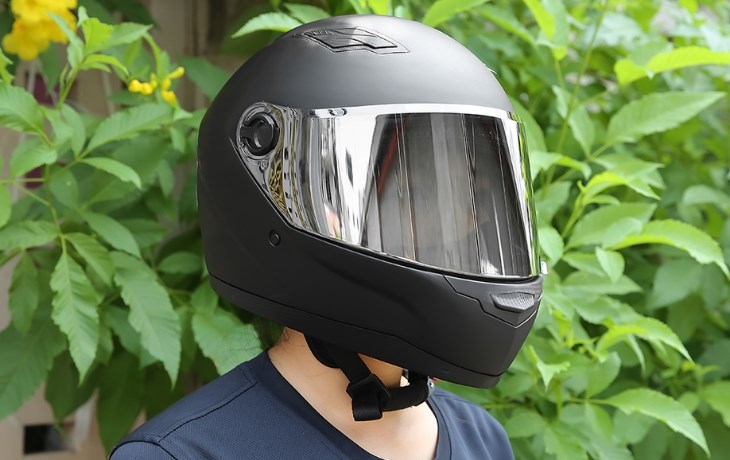 Mũ Fullface size XL Boss ATN30K đen có tấm kính chắn gió từ nhựa trong suốt, giúp người dùng thoải mái di chuyển cả ngày và đêm