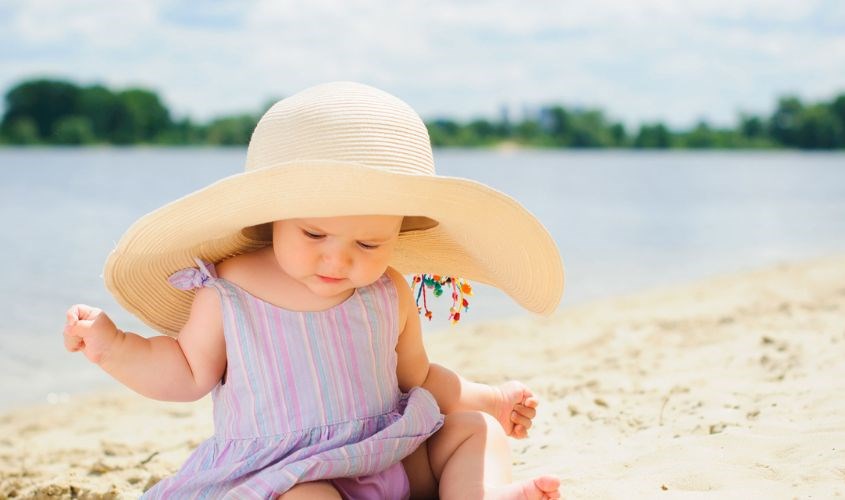 Đội mũ bảo vệ đầu cho bé