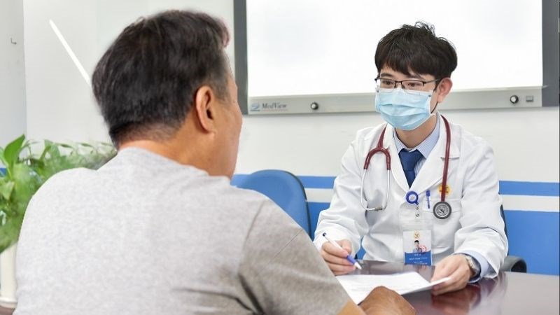 Nên đến gặp bác sĩ nếu mụn xuất hiện trên tinh hoàn Bạn nên đến gặp bác sĩ nếu mụn xuất hiện ở tinh hoàn