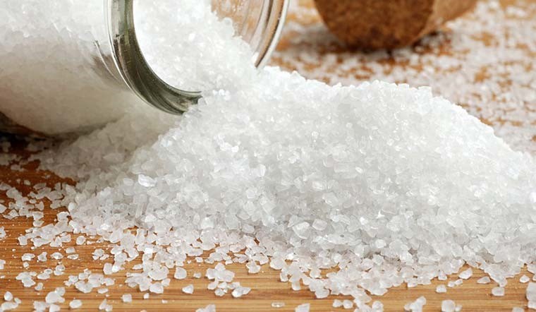 Muối là một loại gia vị sẵn có trong gian bếp, dễ tìm, dễ mua với giá thành rẻ