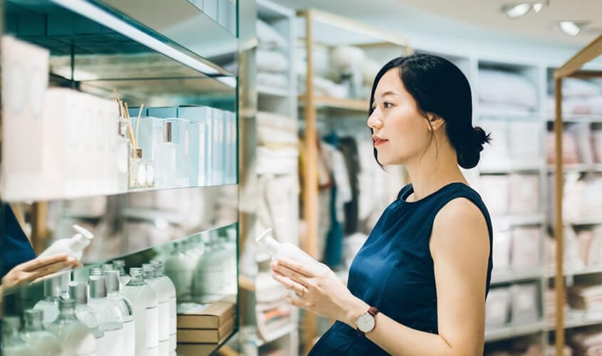 Giai đoạn mang thai mẹ nên hạn chế sử dụng mỹ phẩm trang điểm