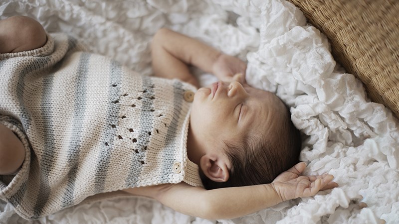 Nên đặt trẻ sơ sinh ngủ trong nôi hoặc cũi gỗ để đảm bảo an toàn.