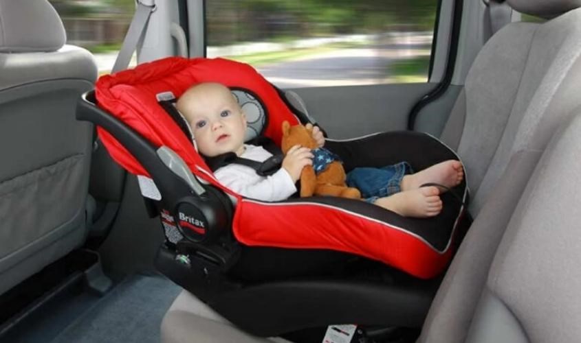 Ghế ngồi ô tô có màu sắc bắt mắt sẽ giúp kích thích thị giác của bé