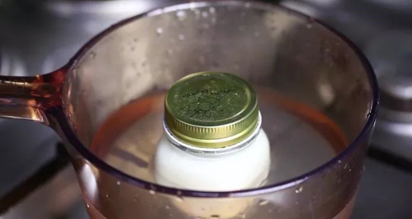 Chỉ nên ngâm sữa chua trong nước ấm 5 - 10 phút