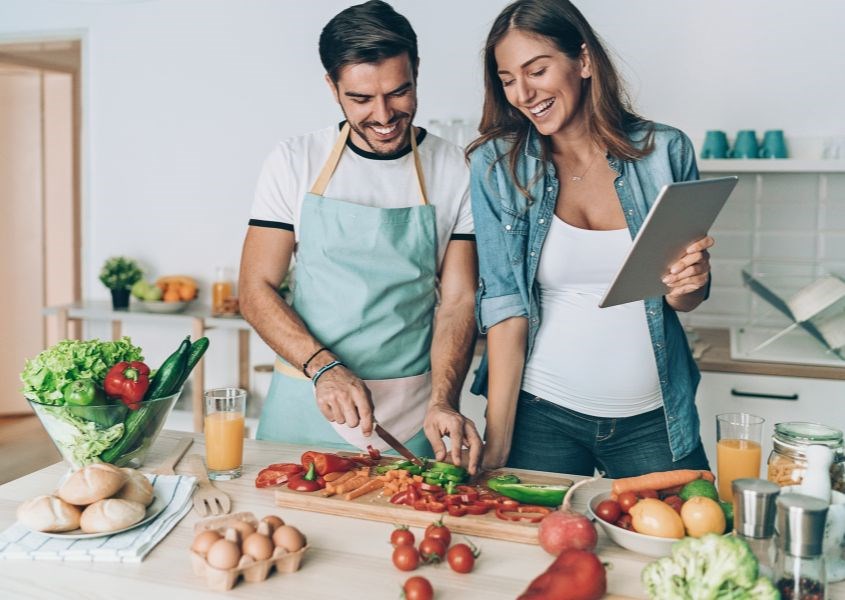 Thực phẩm cho mẹ bầu cần dc xử lý sạch sẽ, an toàn. Ảnh: canva