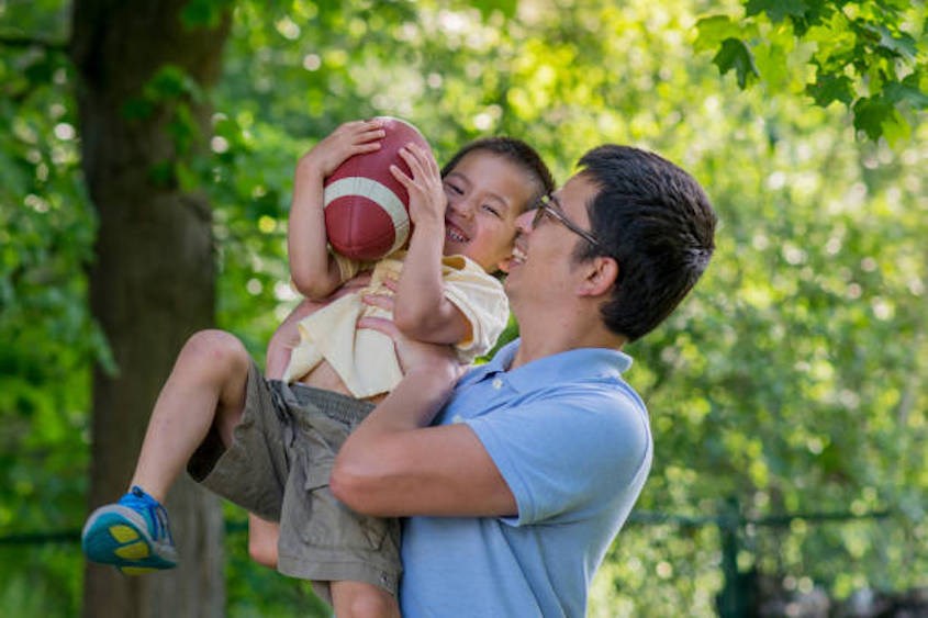 Khuyến khích trẻ vận động - Nguồn: istockphoto