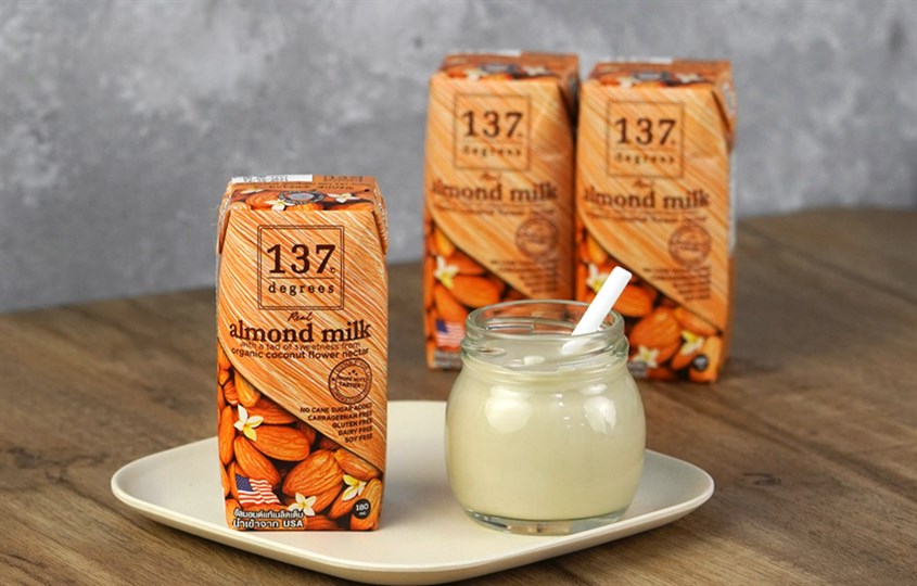 Lốc 3 hộp sữa đậu nành hạnh nhân truyền thống 137 Degrees 180 ml (từ 1 tuổi) Lốc 3 hộp sữa đậu nành hạnh nhân truyền thống 137 Degrees 180 ml (từ 1 tuổi)