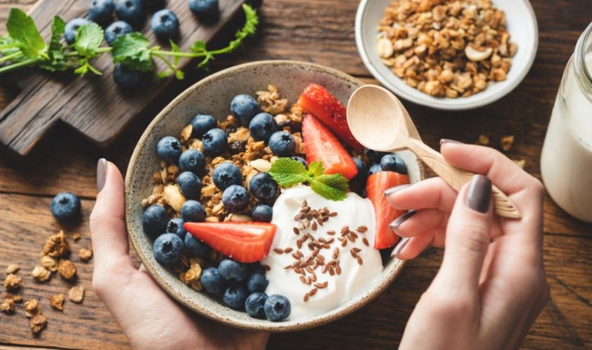 Ăn kèm cặp ngũ ly Oatta cùng theo với hộp sữa chua, trái khoáy cây