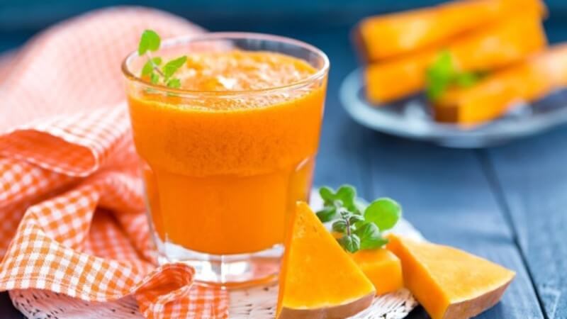 Nước ép bí ngô tốt cho người thiếu máu não nhờ chứa sắt và axit folic