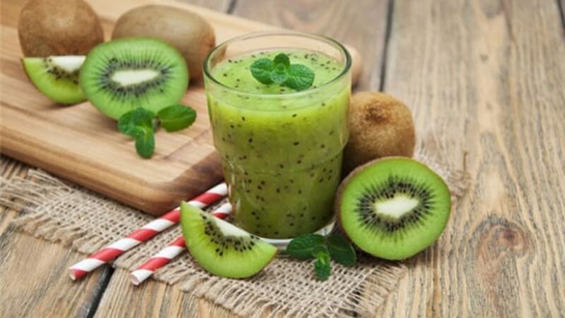 Sinh tố kiwi giàu vitamin C, chất xơ và kali giúp giảm mệt mỏi do thiếu máu não