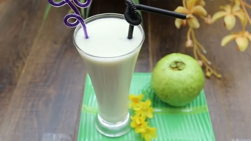 Sinh tố ổi giàu vitamin C tốt cho người thiếu máu não