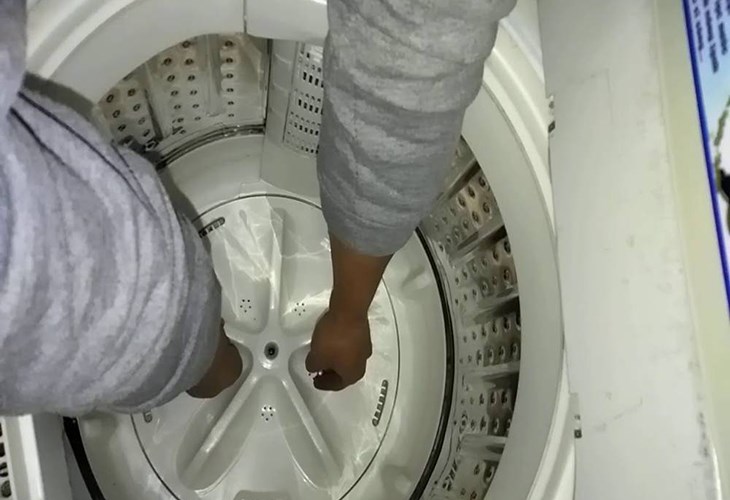 Kiểm tra mâm máy giặt có bị móp hay không và thay mới