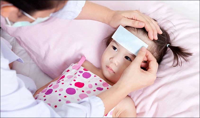 Trẻ sốt kéo dài do nhiều nguyên nhân gây ra