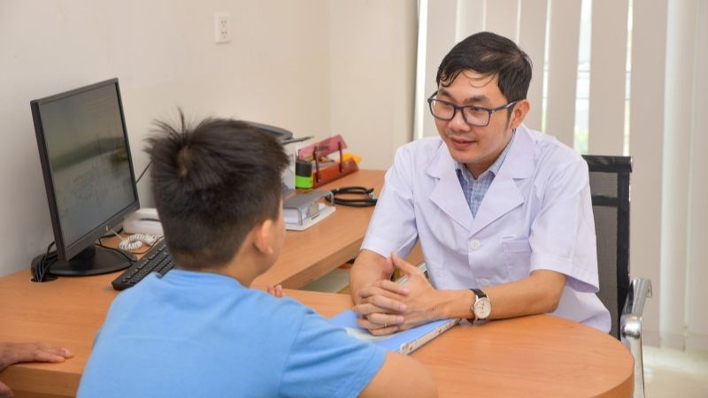 Bố mẹ nên đưa trẻ đi khám bác sĩ sớm để điều trị kịp thời