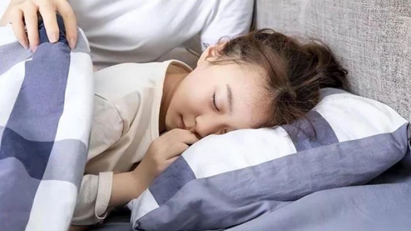 Trẻ cần ngủ ít nhất 8 – 12 tiếng mỗi đêm và khoảng 30 phút mỗi trưa