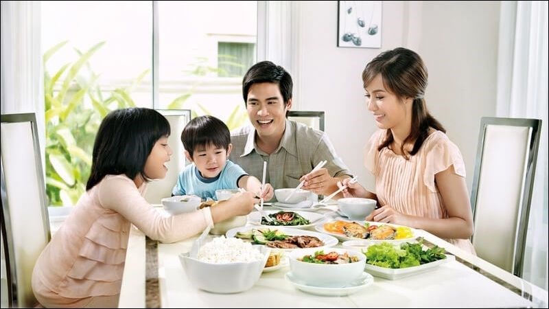 Bố mẹ nên bổ sung cho trẻ chế độ ăn uống cân bằng, đầy đủ chất và lành mạnh