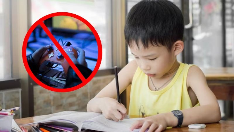 Bố mẹ nên hạn chế cho trẻ tiếp xúc với các thiết bị điện tử trong giờ học