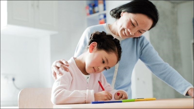 Duy trì thời khóa biểu hàng ngày sẽ giúp trẻ sắp xếp thời gian học tập và nghỉ ngơi hợp lý