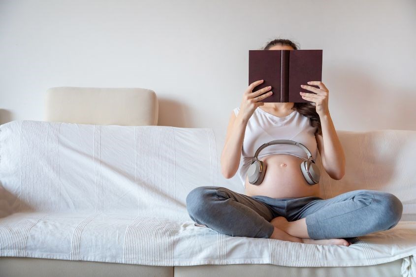 Mẹ nên chọn lựa những dòng nhạc phù hợp để nghe trong thai kỳ. Ảnh: canva Mẹ nên chọn lựa những dòng nhạc phù hợp để nghe trong thai kỳ. Ảnh: canva