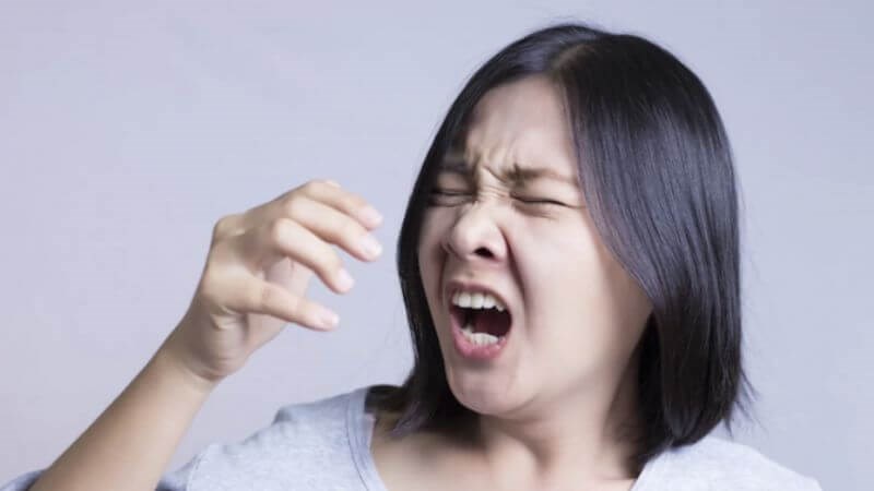 Bệnh bạch hầu có thể lây lan do người bệnh hắt hơi làm xuất hiện giọt bắn chứa vi khuẩn