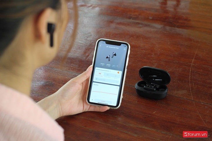 Tai nghe có thể kết nối tức thì với Fast Fair và JBL Dual Source giúp không gián đoạn thời gian của bạn