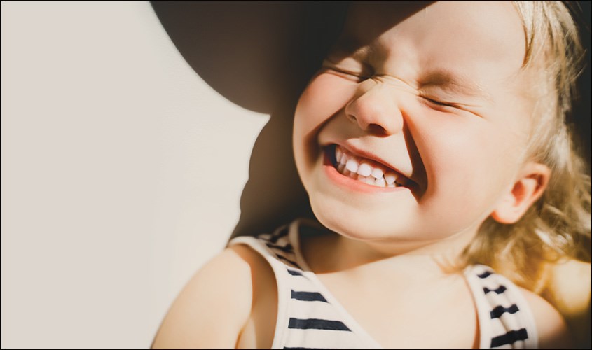 Trẻ nhạy cảm hơn với ánh sáng nhạy cảm với ánh sáng là dấu hiệu cận bị cận thị ở trẻ em