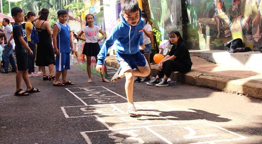 Nhảy lò cò là trò chơi cho trẻ tự kỷ