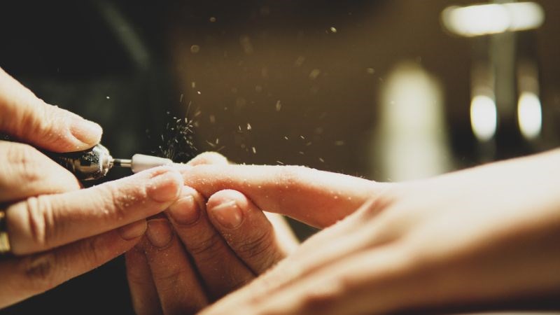 Mặc dù nguy cơ rất thấp nhưng trường hợp lây nhiễm HIV do làm móng tay cũng đã từng được ghi nhận